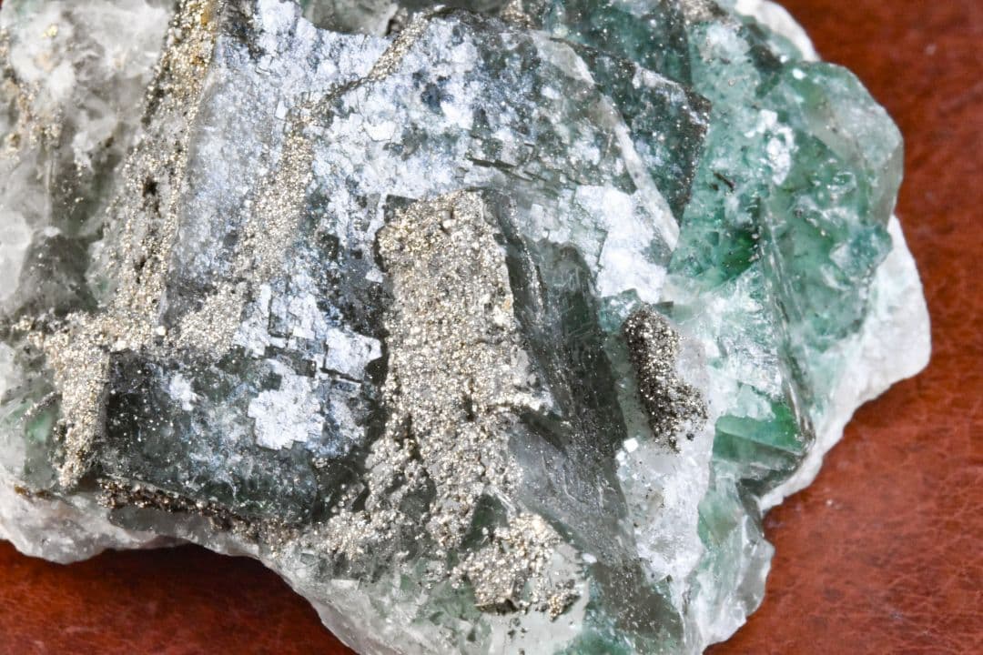 ナイジェリアAkwana産 パイライト付き強蛍光フローライトクラスター