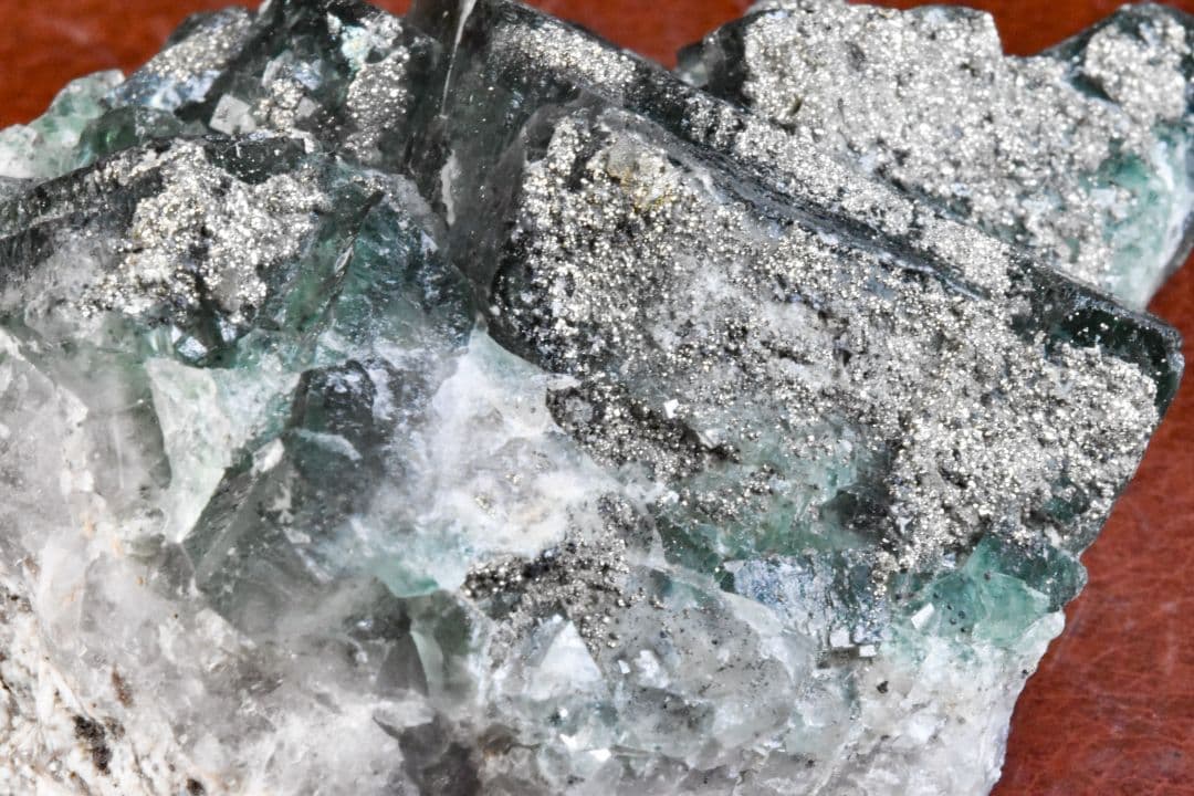 ナイジェリアAkwana産 パイライト付き強蛍光フローライトクラスター