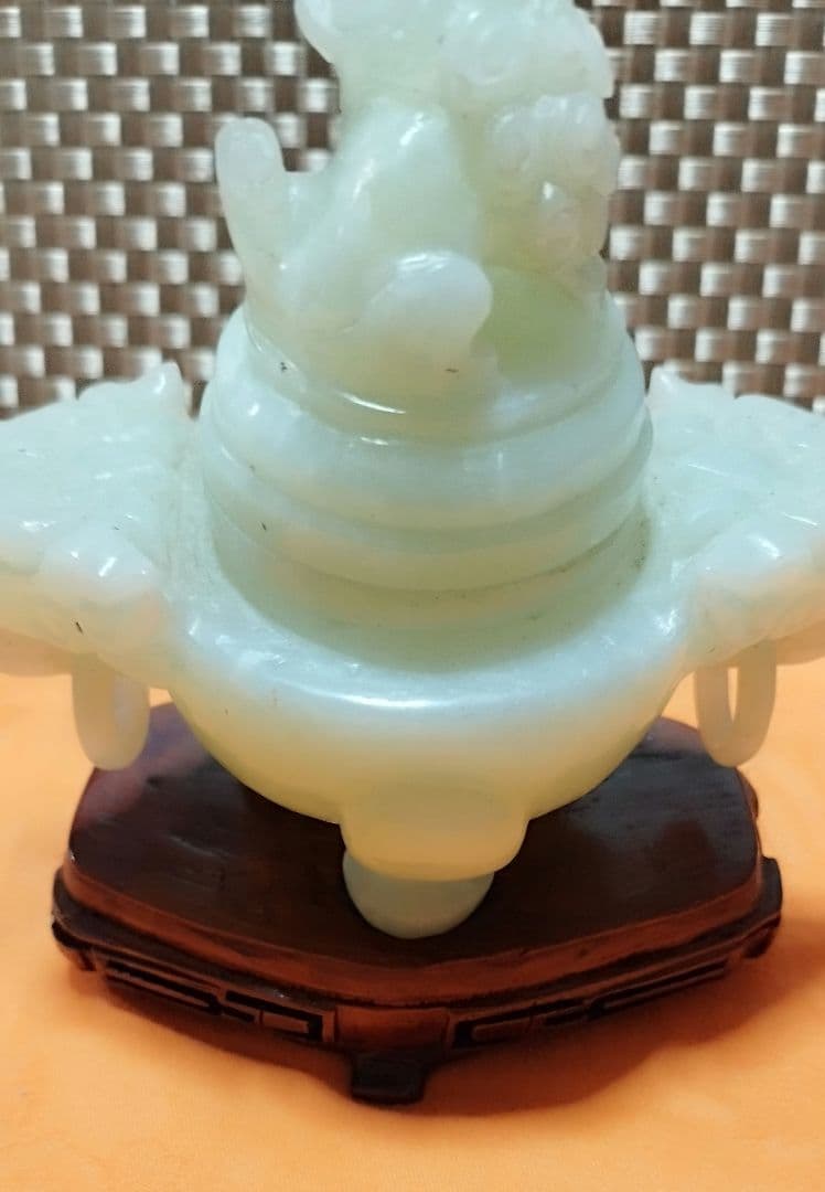 中国の伝統的な香炉、全体が淡い緑色の石、翡翠でできており、蓋と本体に龍の装飾有り