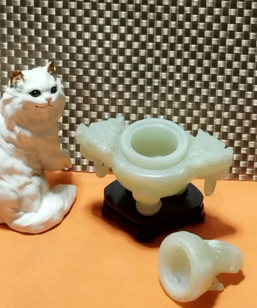 中国の伝統的な香炉、全体が淡い緑色の石、翡翠でできており、蓋と本体に龍の装飾有り