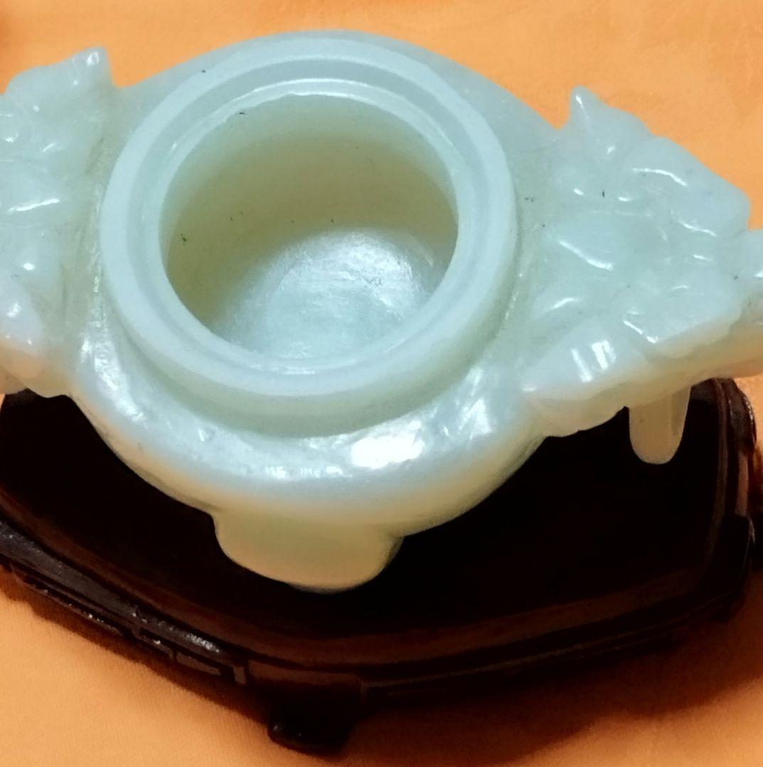 中国の伝統的な香炉、全体が淡い緑色の石、翡翠でできており、蓋と本体に龍の装飾有り