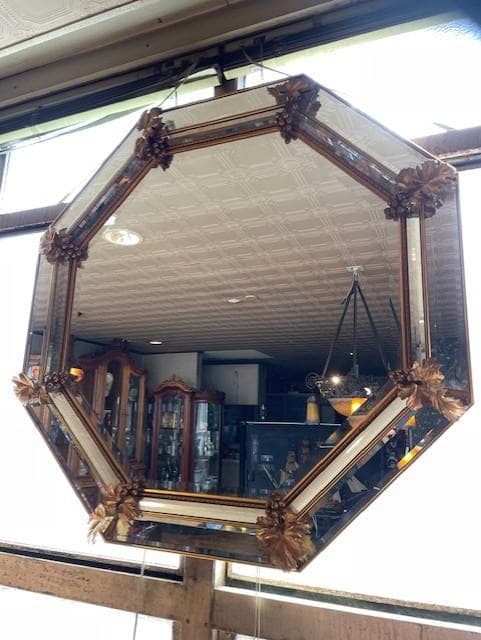 八角形の金色装飾壁掛け鏡