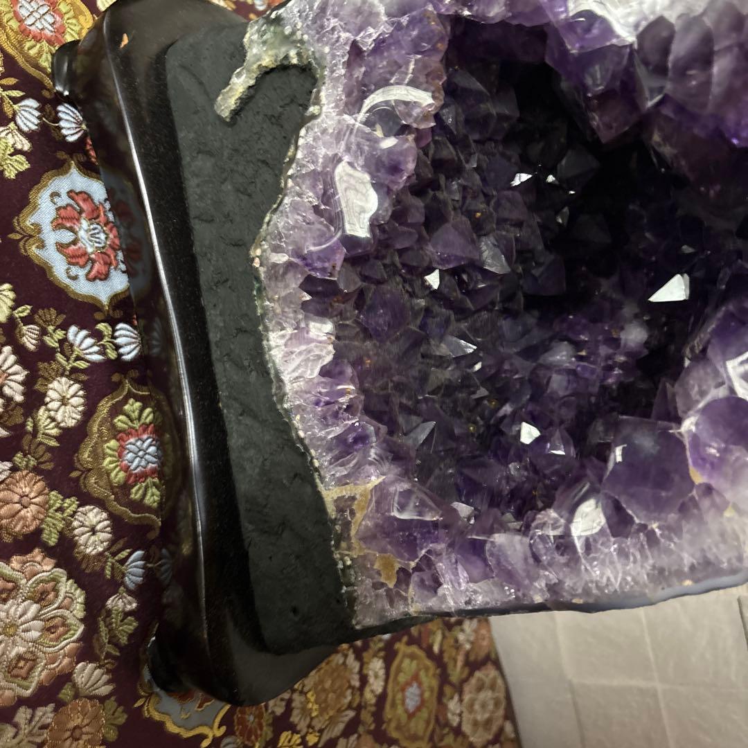 アメジスト結晶の置物 木製台座付き