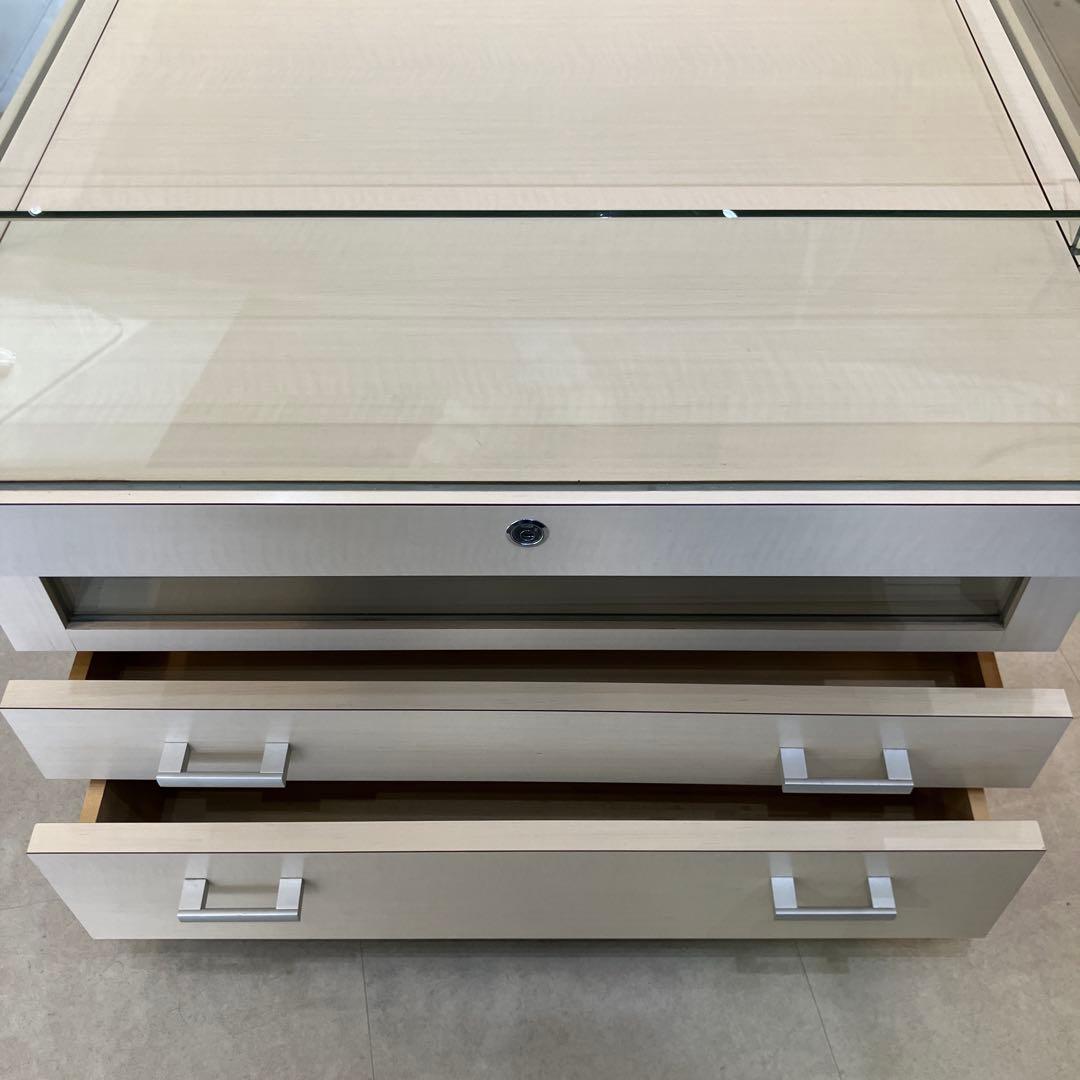 薄い木目色のガラスケース 引き出し付き