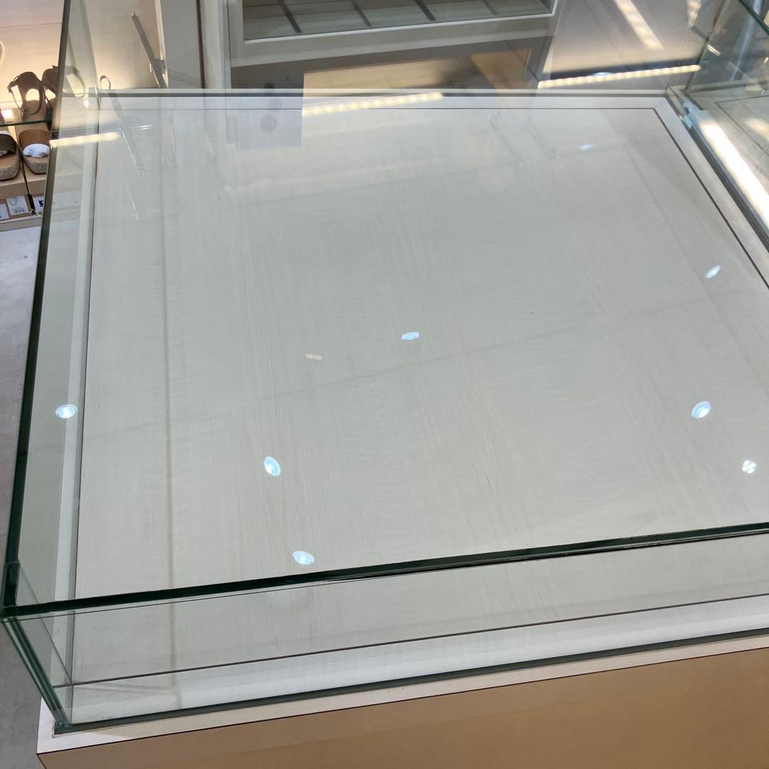 薄い木目色のガラスケース 引き出し付き