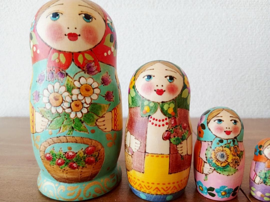 【LYH148】北欧ロシア雑貨 リューバ作のマトリョーシカ　お花