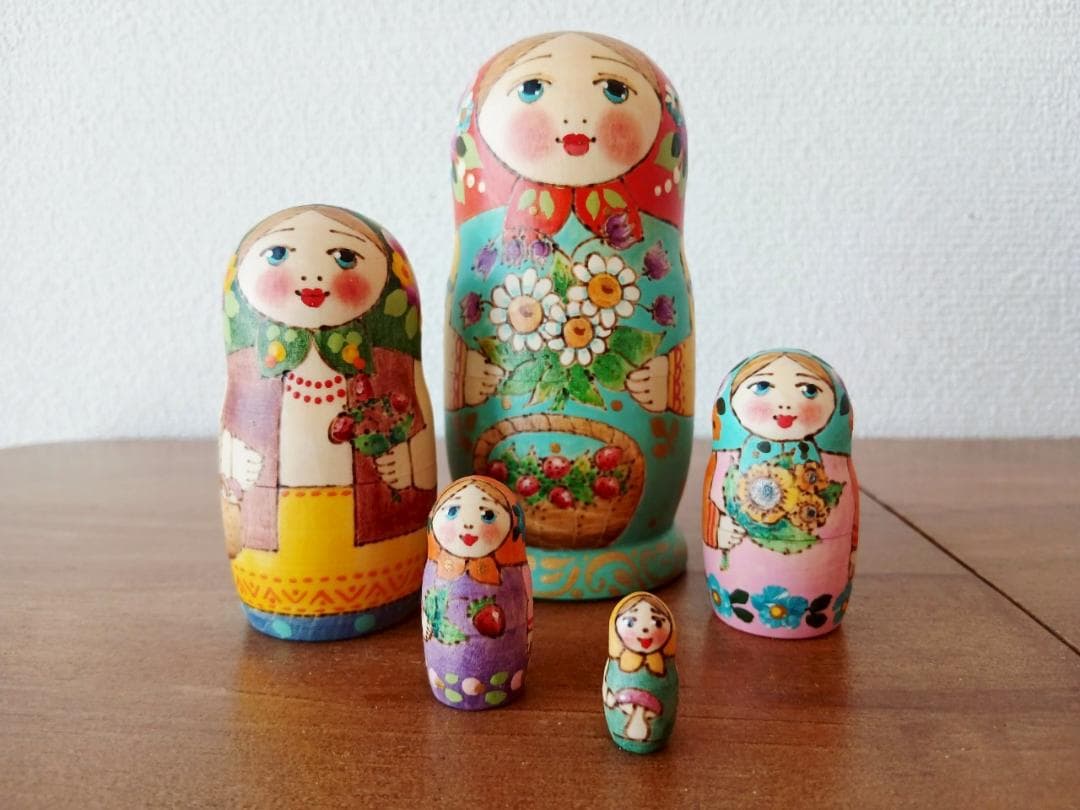 【LYH148】北欧ロシア雑貨 リューバ作のマトリョーシカ　お花