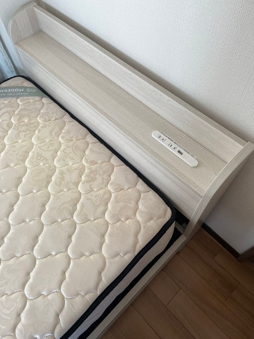 シングルベッドフレーム マットレス付き ホワイト　コンセント、収納付き