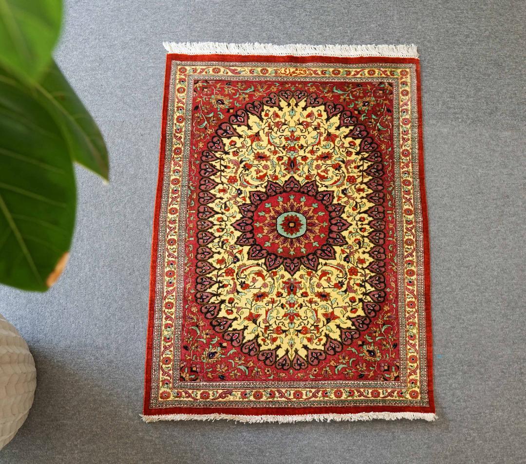 ペルシャ絨毯 クム産 シルク100％ 80×58cm ムハマド房 - メルカリ