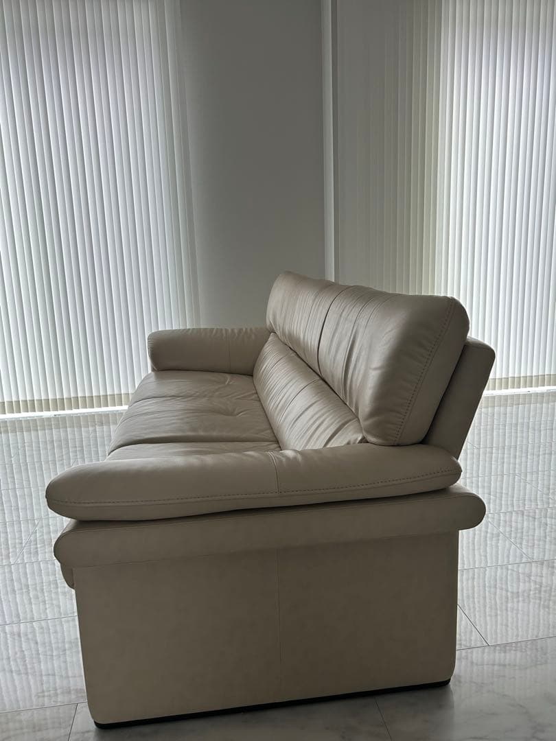 カリモク⭐︎ベージュ⭐︎レザー３人掛けソファ