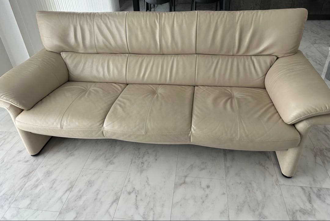 カリモク⭐︎ベージュ⭐︎レザー３人掛けソファ