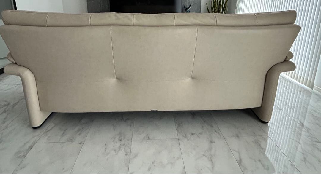 カリモク⭐︎ベージュ⭐︎レザー３人掛けソファ