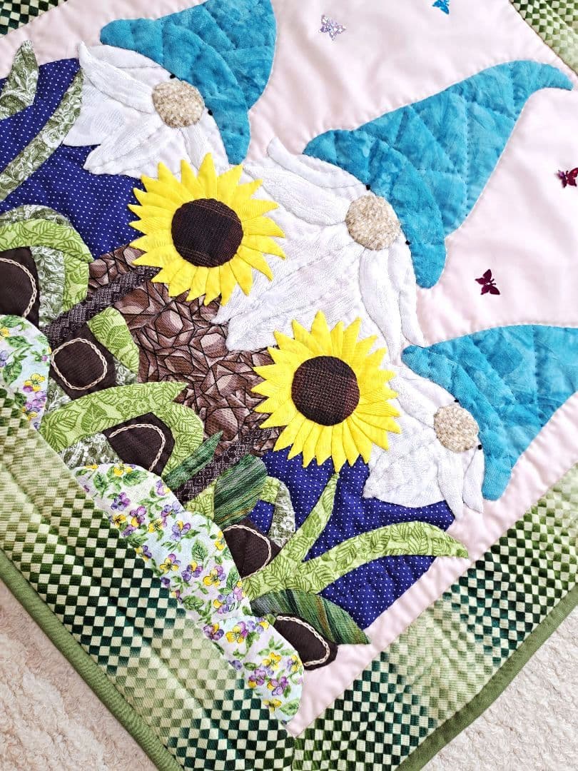 ハンドメイド　パッチワークタペストリー(3人のこびと)