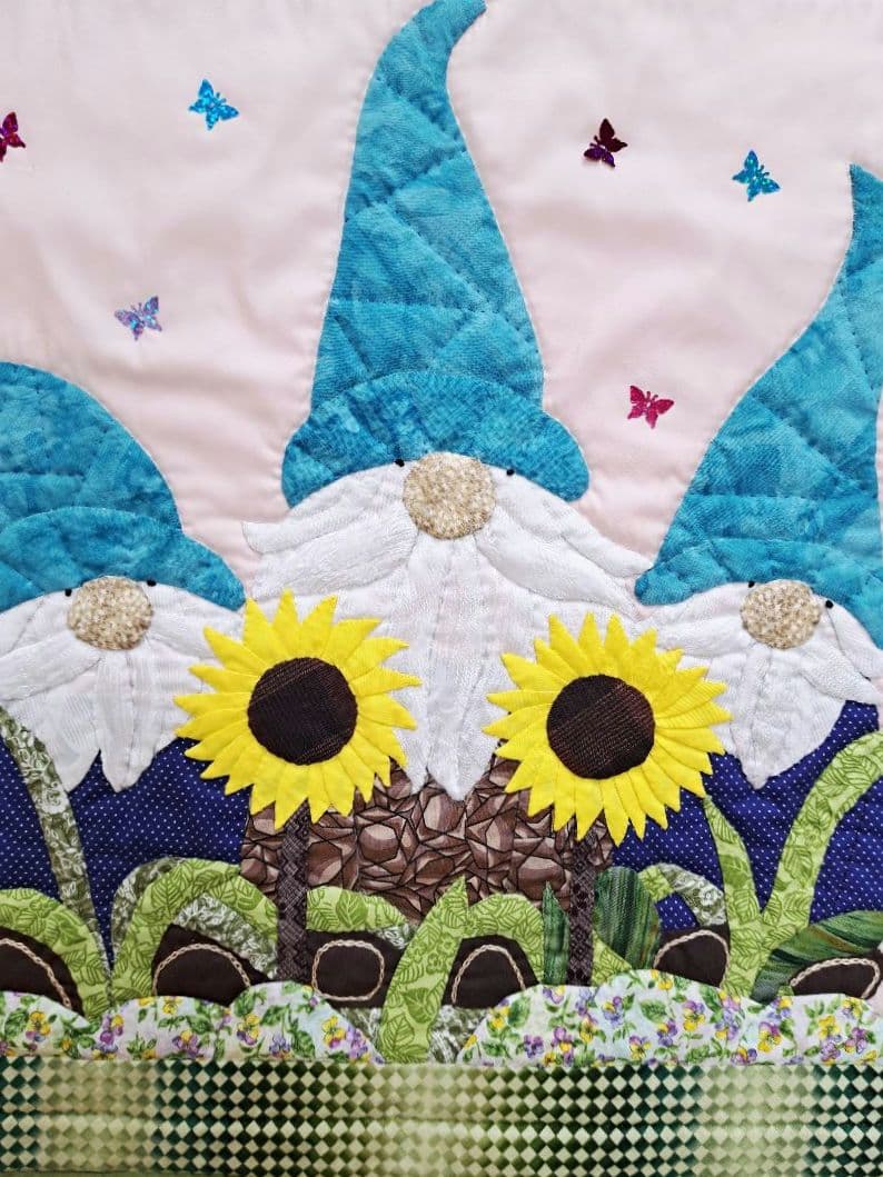 ハンドメイド　パッチワークタペストリー(3人のこびと)