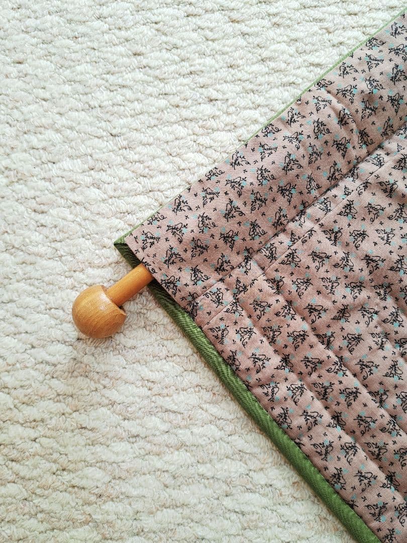 ハンドメイド　パッチワークタペストリー(3人のこびと)