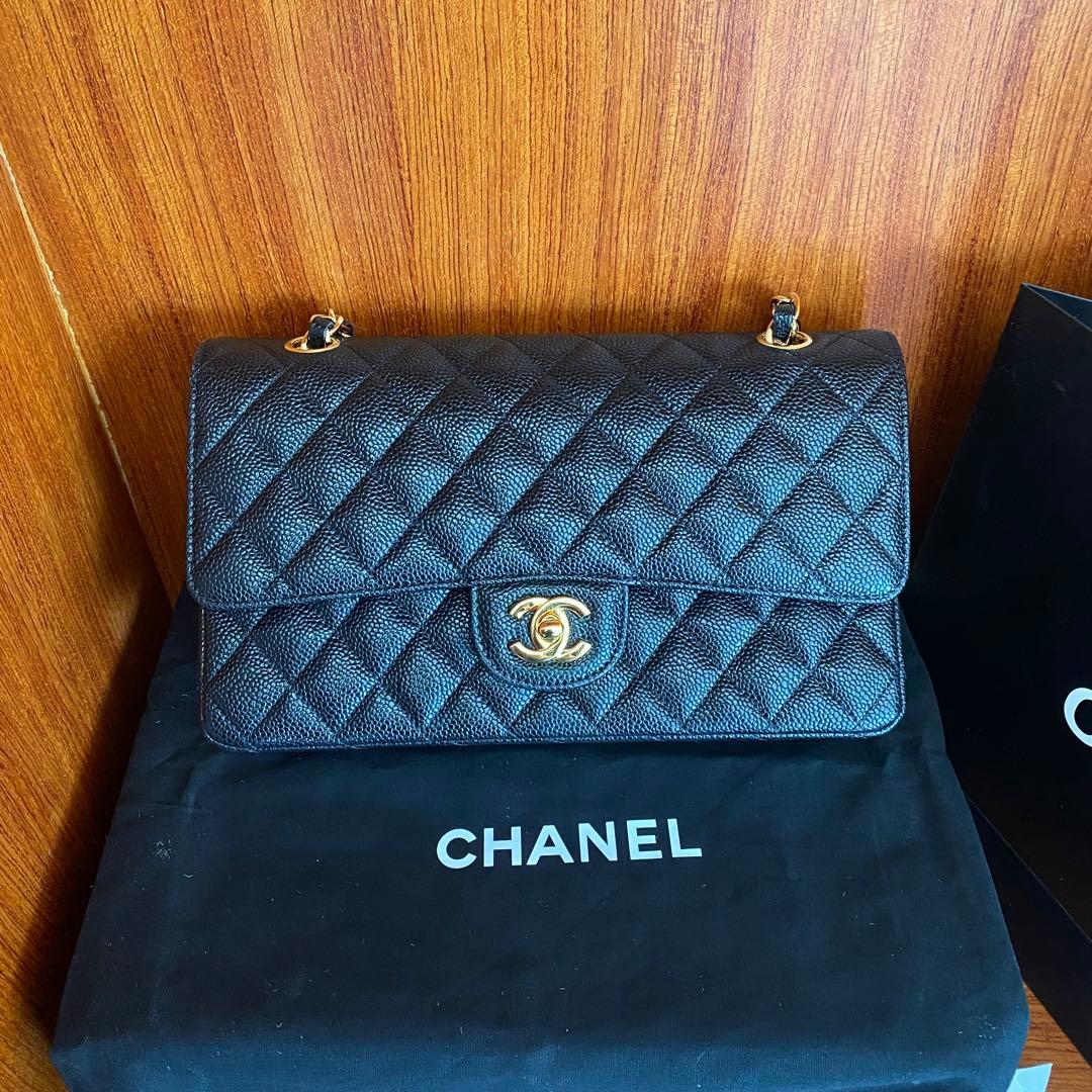 ブラックレザーのキルティングデザイン、ゴールドチェーン付きのショルダーバッグ。