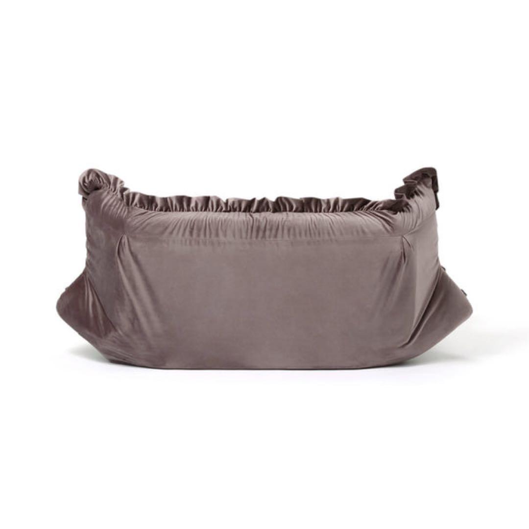 フリル付きブラウン2人掛けソファ