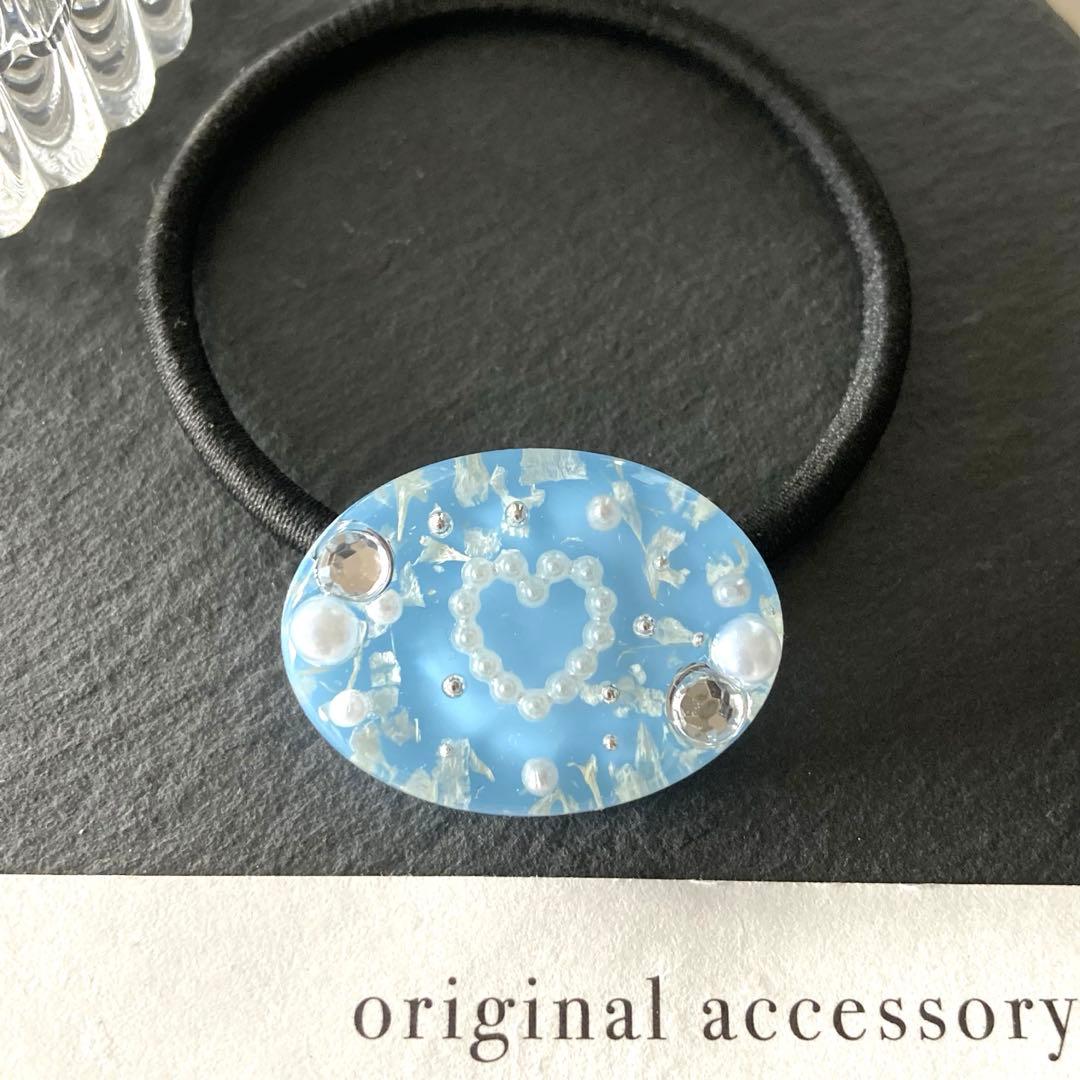 ワンコインSALE❣️かすみ草 ハート ビジュー レジン ヘアゴム - メルカリ