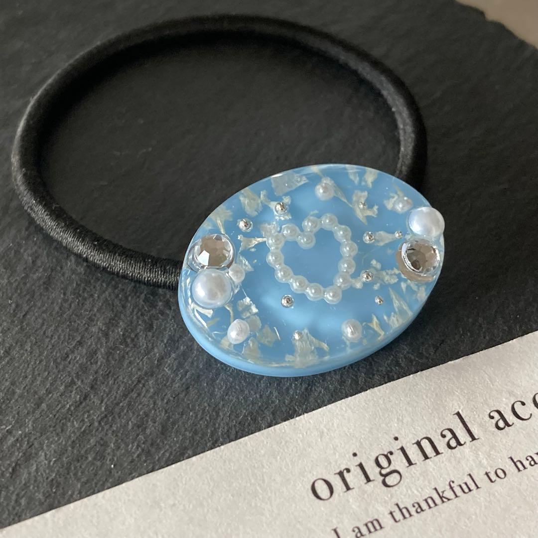 ワンコインSALE❣️かすみ草 ハート ビジュー レジン ヘアゴム - メルカリ