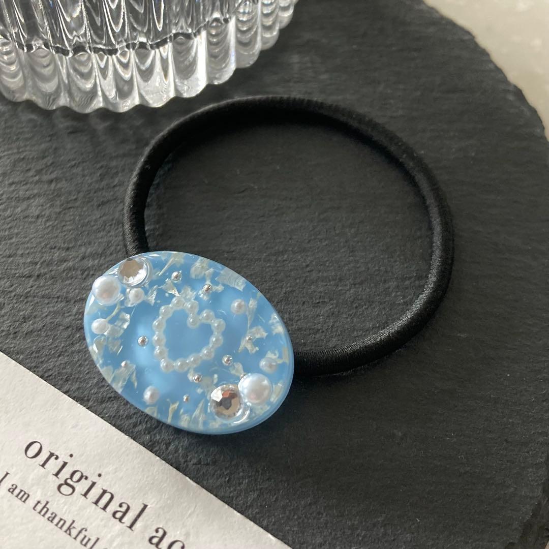 ワンコインSALE❣️かすみ草 ハート ビジュー レジン ヘアゴム - メルカリ