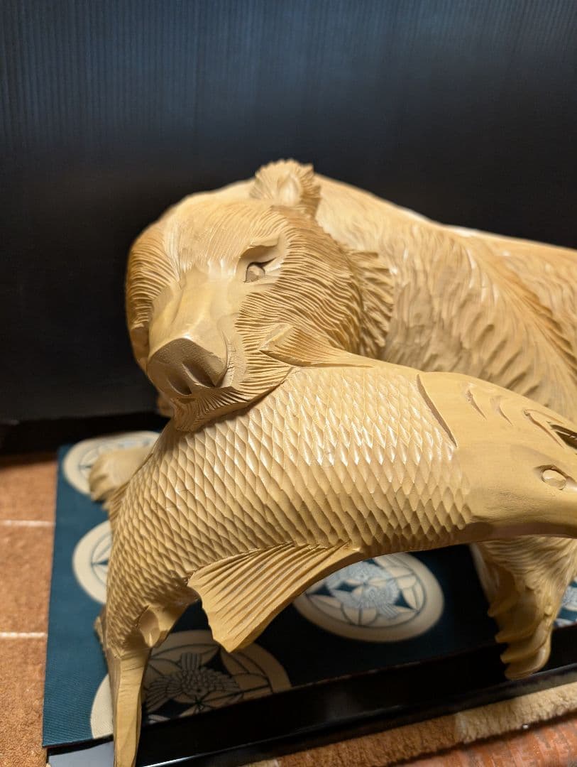 木彫りアンティック木製クマと魚の彫刻 約30cm白色珍しい白貴重品