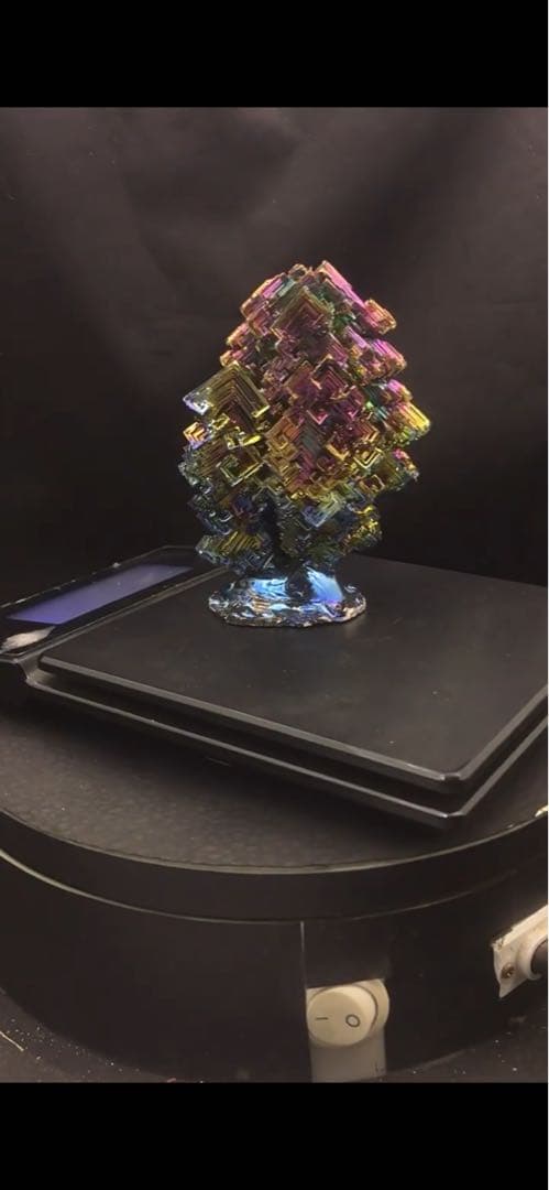 神秘的なビスマス結晶 667g ケース付き