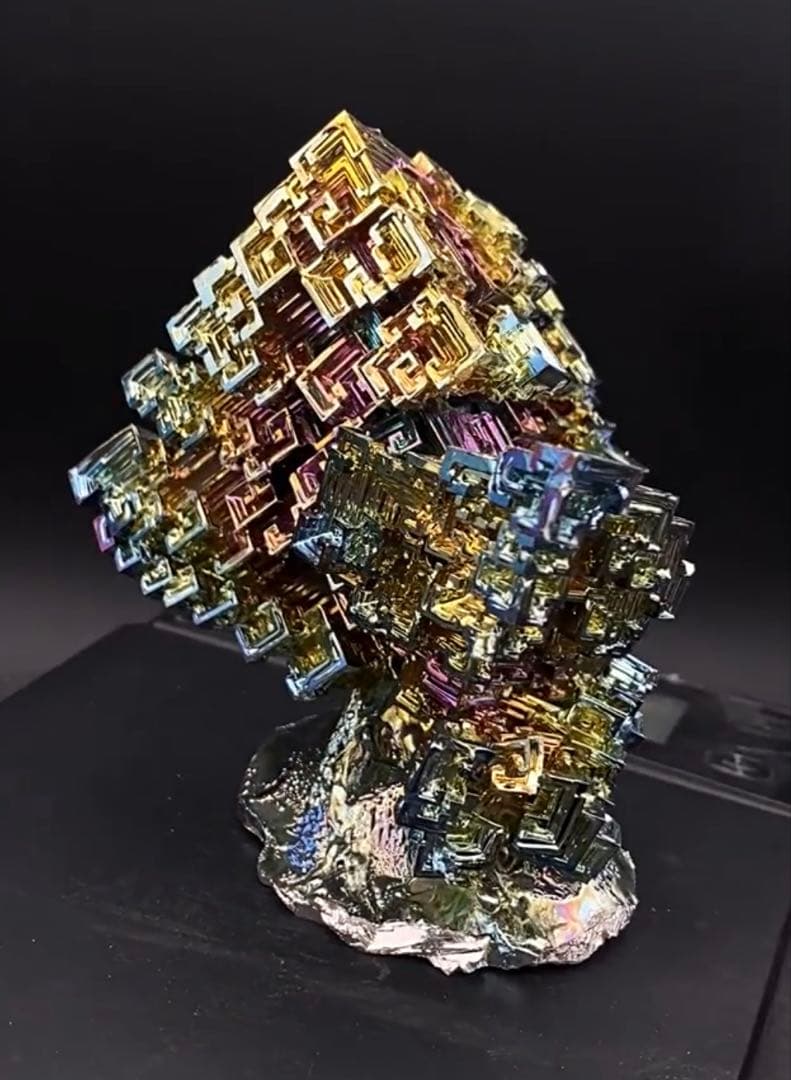 神秘的なビスマス結晶 667g ケース付き