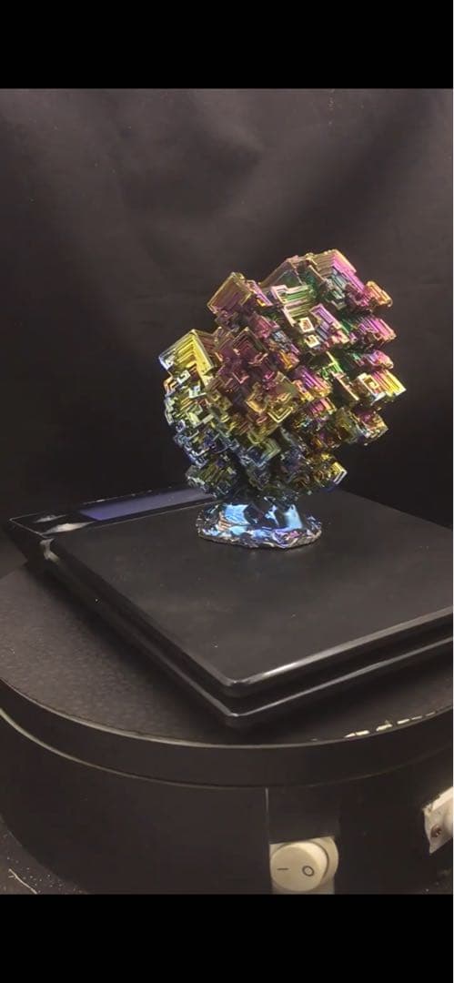 神秘的なビスマス結晶 667g ケース付き