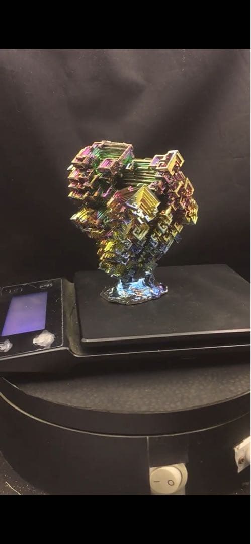 神秘的なビスマス結晶 667g ケース付き