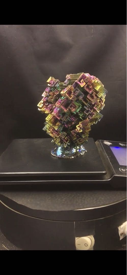 神秘的なビスマス結晶 667g ケース付き