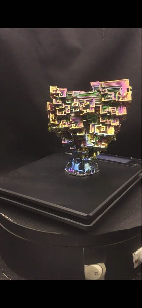 神秘的なビスマス結晶 667g ケース付き