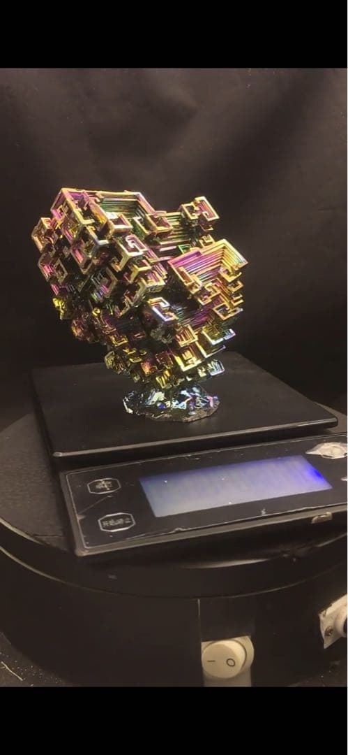 神秘的なビスマス結晶 667g ケース付き