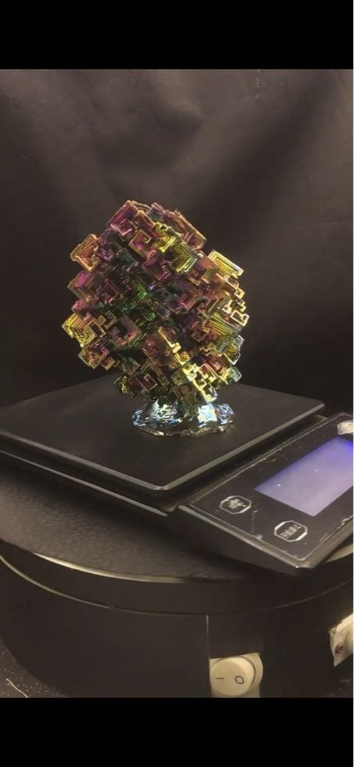 神秘的なビスマス結晶 667g ケース付き