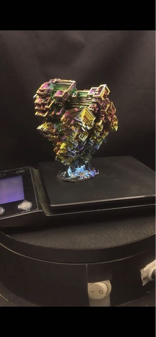 神秘的なビスマス結晶 667g ケース付き