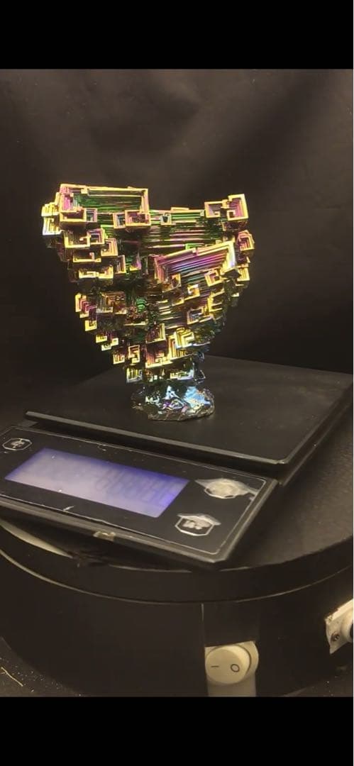 神秘的なビスマス結晶 667g ケース付き