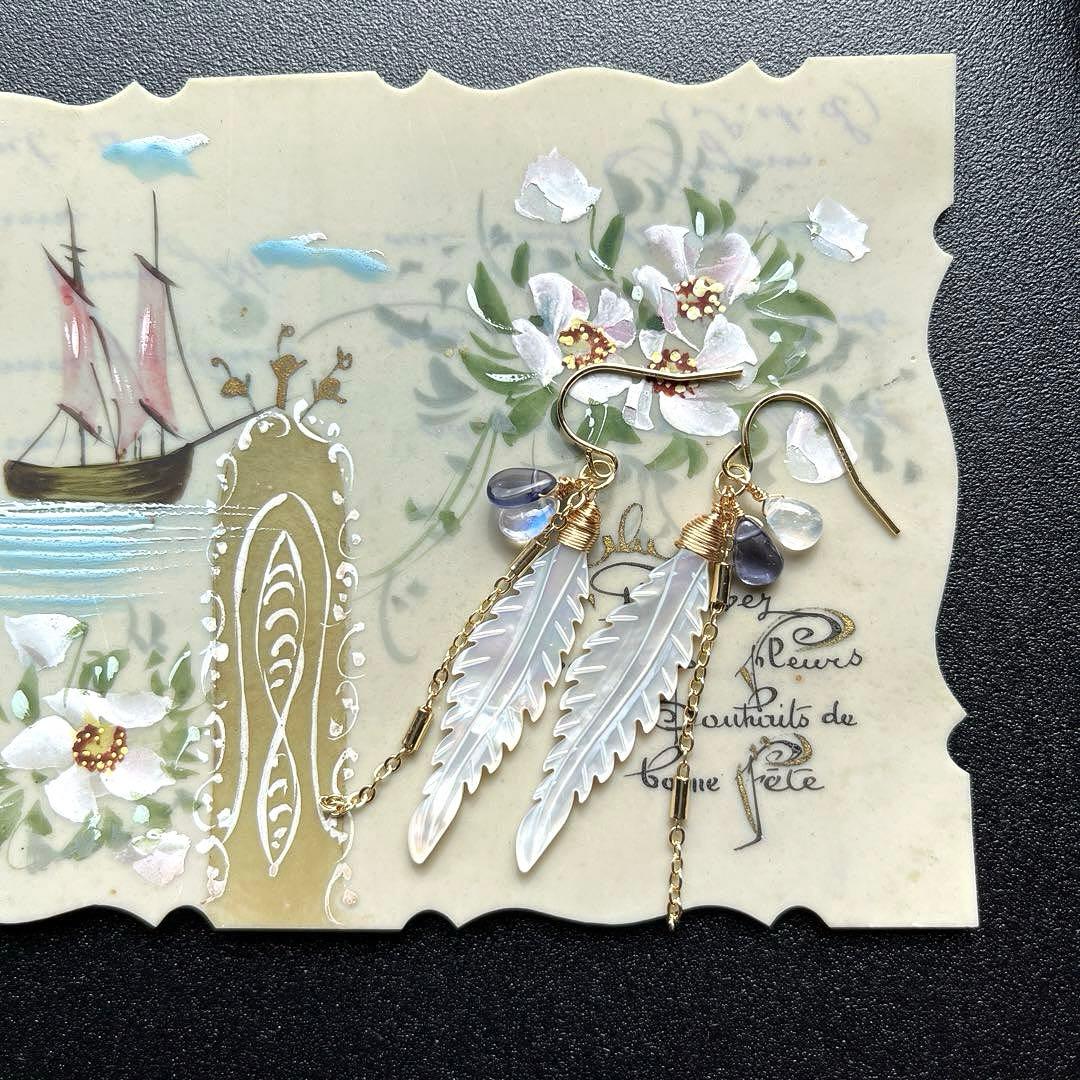 マザーオブパールフェザーカービング＊ピアスorイヤリング