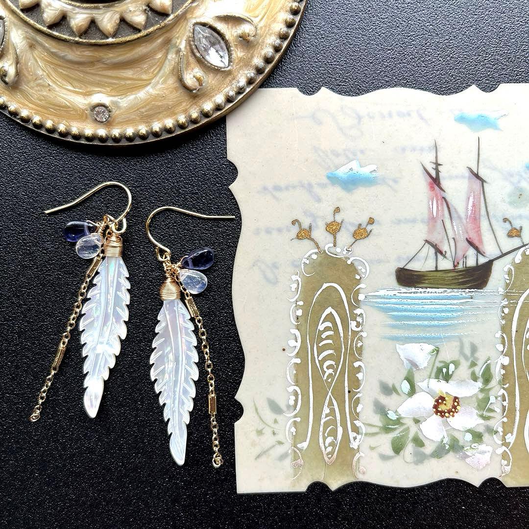 マザーオブパールフェザーカービング＊ピアスorイヤリング