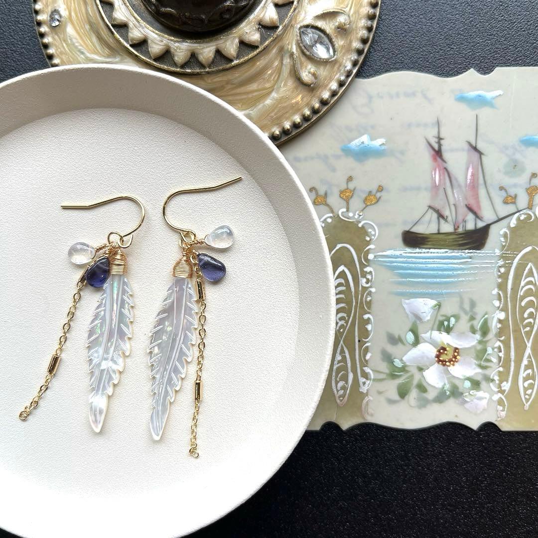 マザーオブパールフェザーカービング＊ピアスorイヤリング