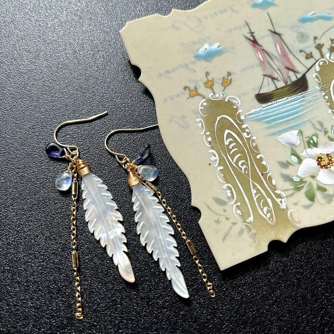 マザーオブパールフェザーカービング＊ピアスorイヤリング