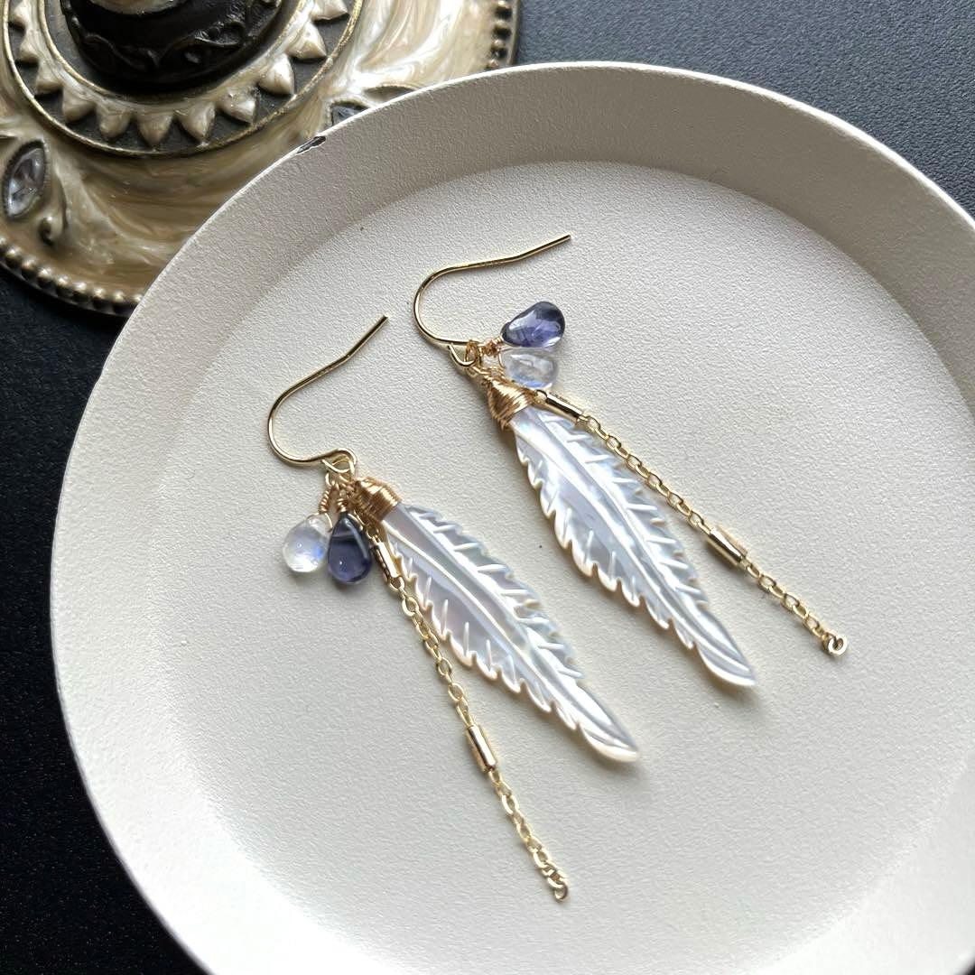 マザーオブパールフェザーカービング＊ピアスorイヤリング