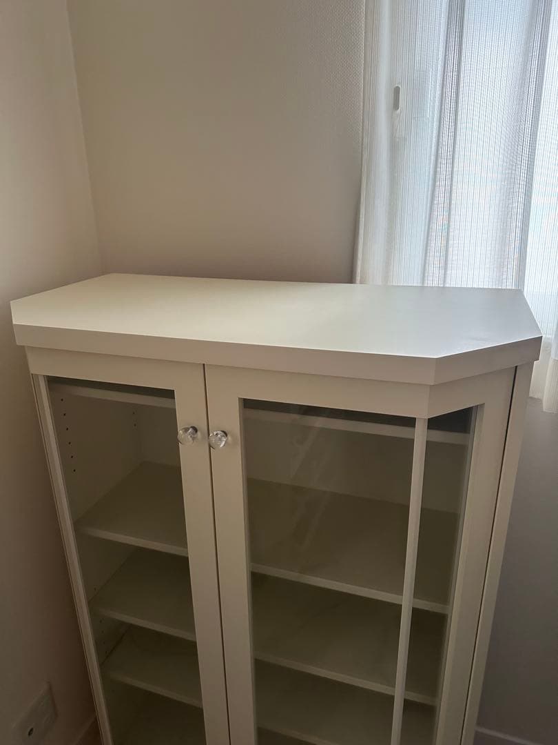 白い家具　ホワイト　ガラス扉　収納　飾り棚　本棚