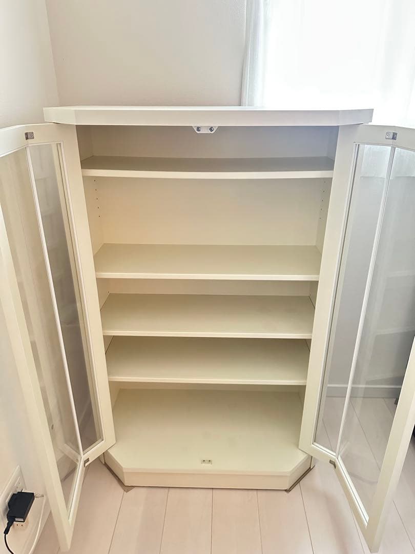白い家具　ホワイト　ガラス扉　収納　飾り棚　本棚