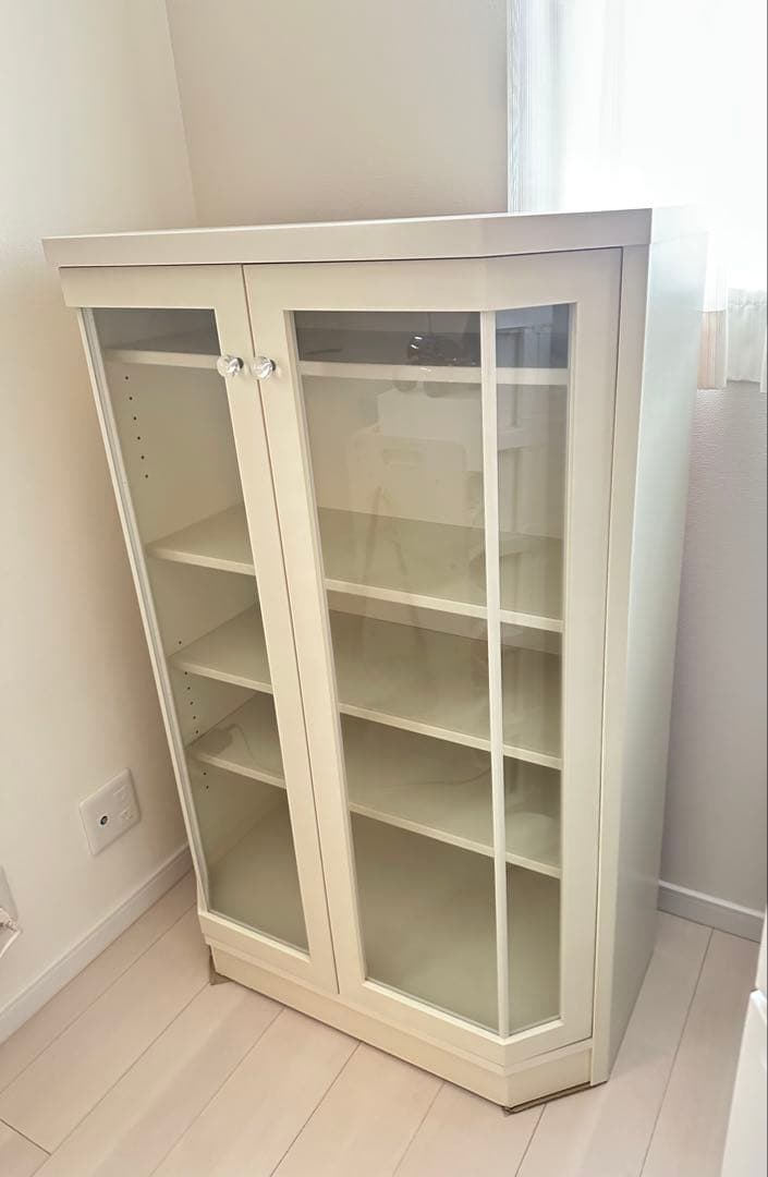 白い家具　ホワイト　ガラス扉　収納　飾り棚　本棚
