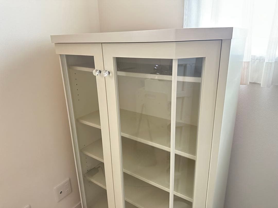 白い家具　ホワイト　ガラス扉　収納　飾り棚　本棚