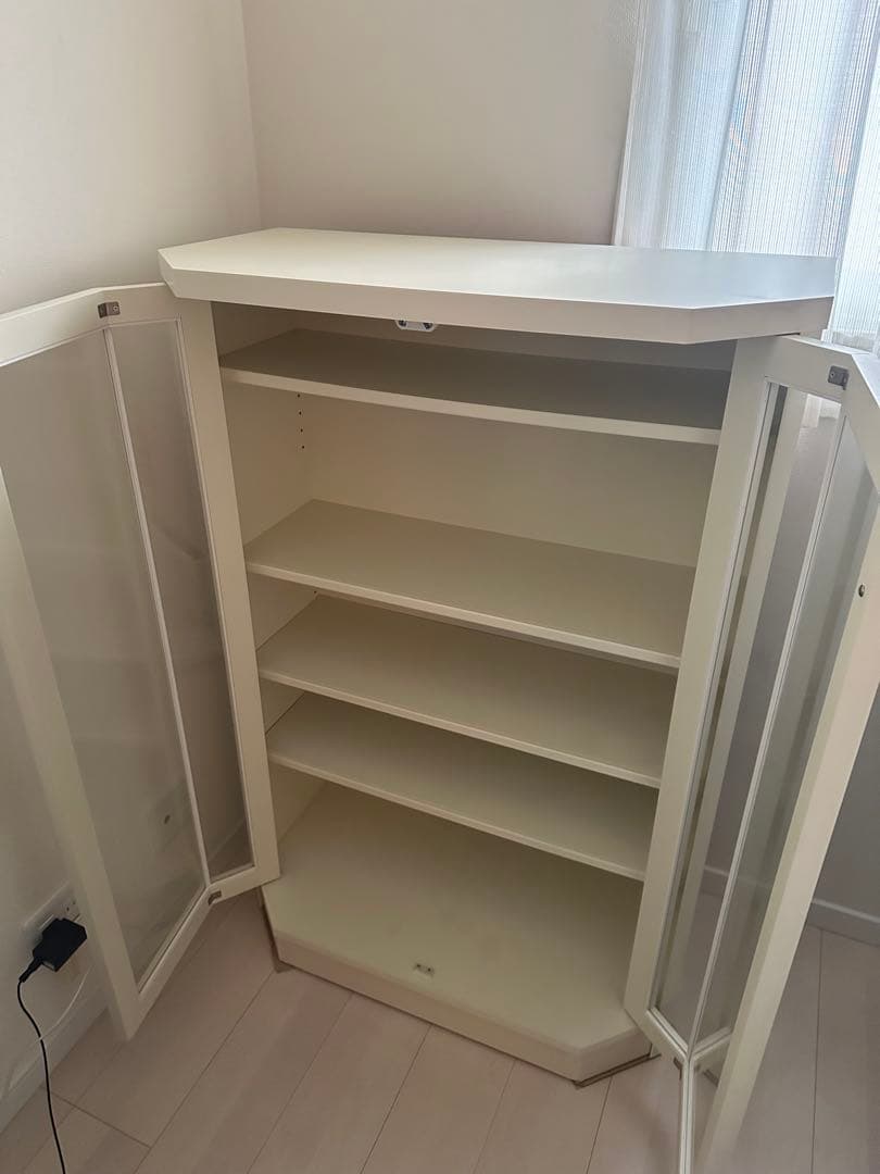 白い家具　ホワイト　ガラス扉　収納　飾り棚　本棚