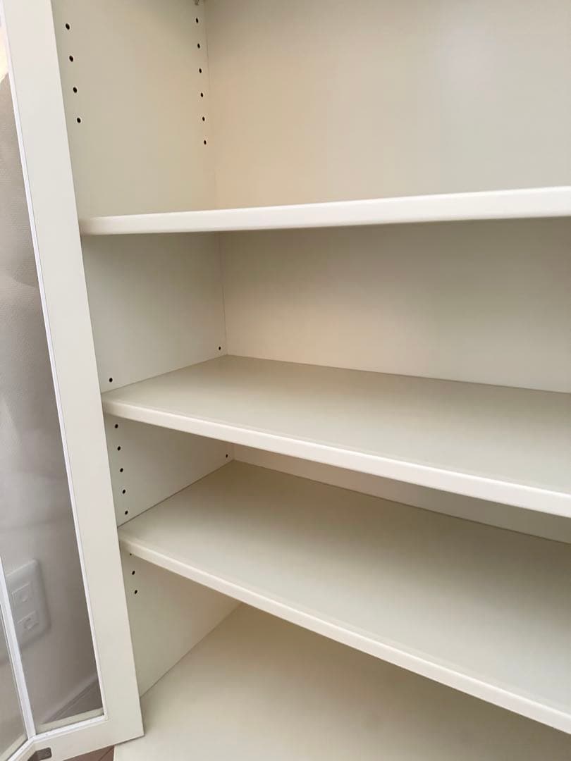 白い家具　ホワイト　ガラス扉　収納　飾り棚　本棚