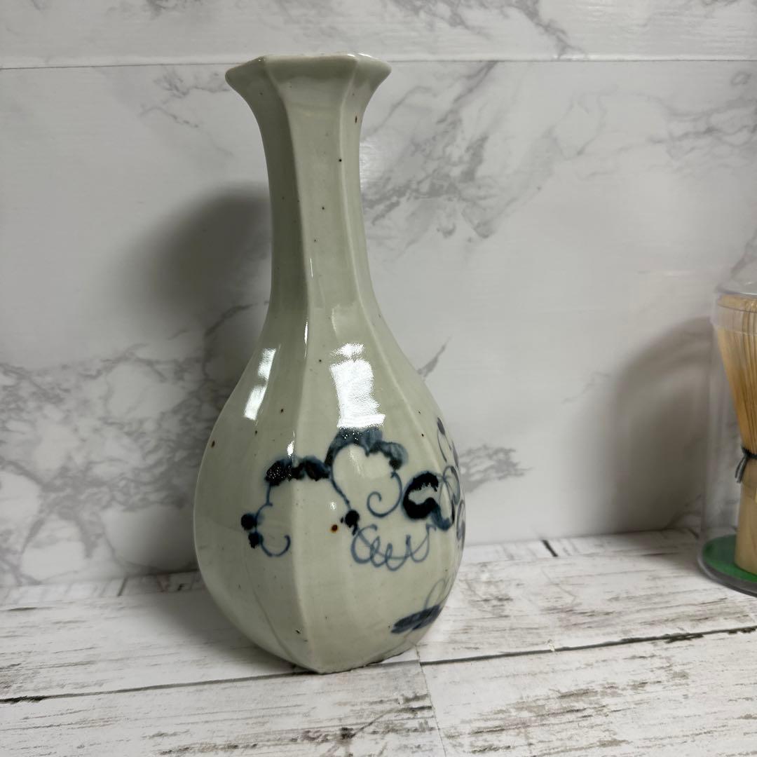 李朝青花染付、蔦葉紋様、面取り6面。徳利。箱サービス。