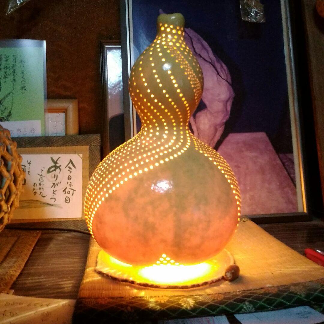 天然のひょうたんランプにLEDの台付きます