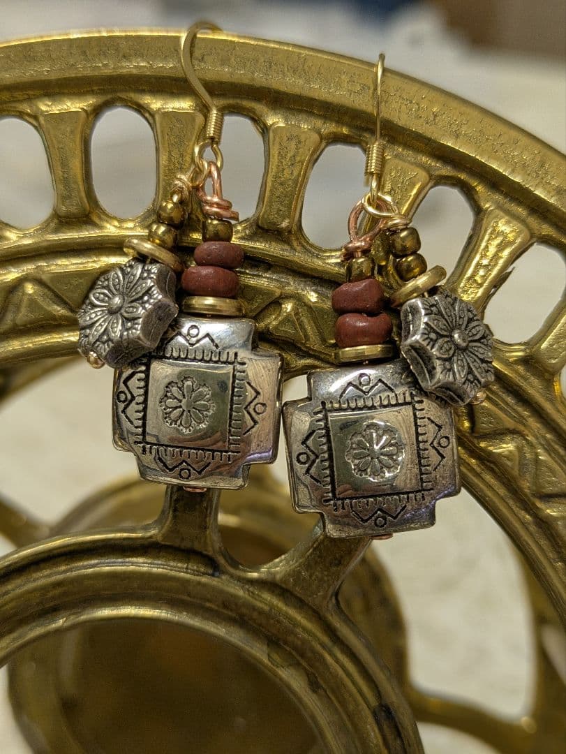 ジャワアンティークビーズとアフガニスタン製パーツのピアス