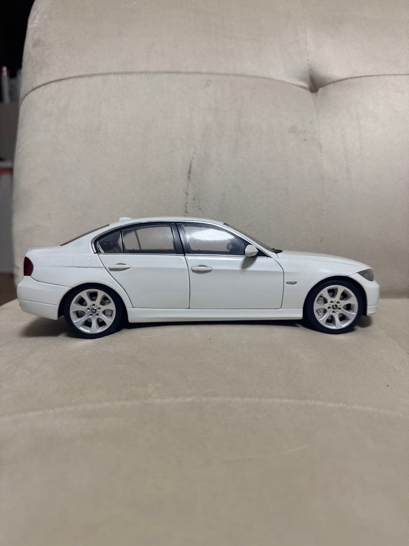 1/18 京商 BMW 330i E90 ホワイト